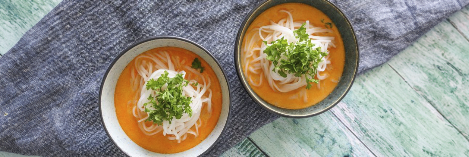 Nem suppe med risnudler, rød karry og kokosmælk